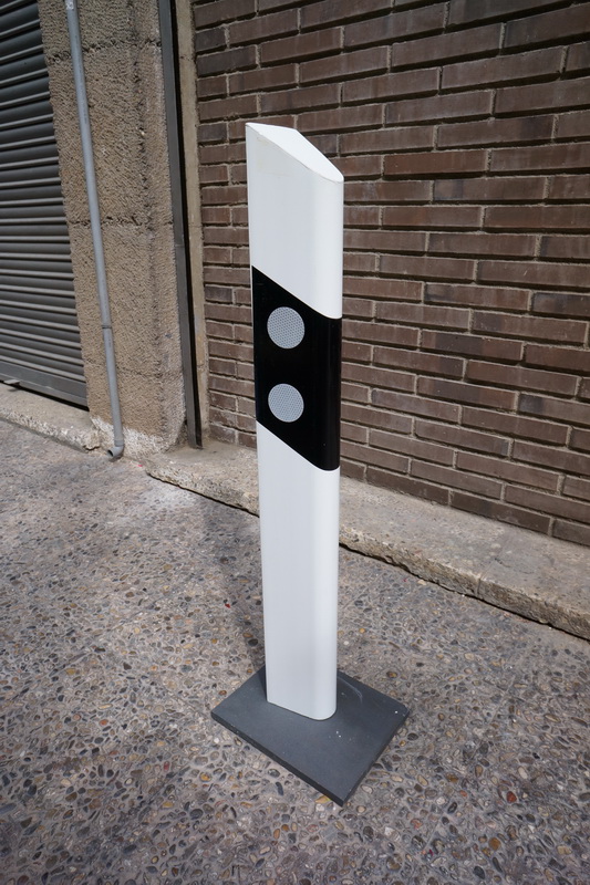 baliza señalizadora plastico-madera 100x10x12 10u base 50x30x23 (12eu.) 10u